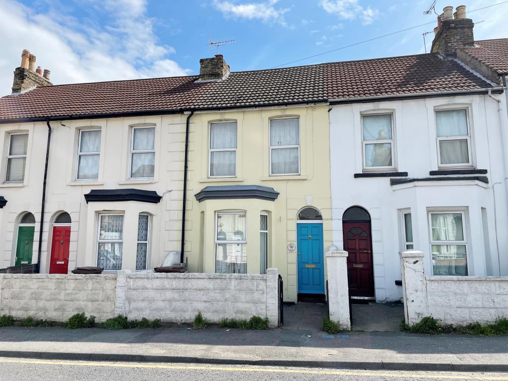 Lot: 1 - MID-TERRACE HOUSE FOR IMPROVEMENT - Cream painted mid-terraced house, with a blue door
